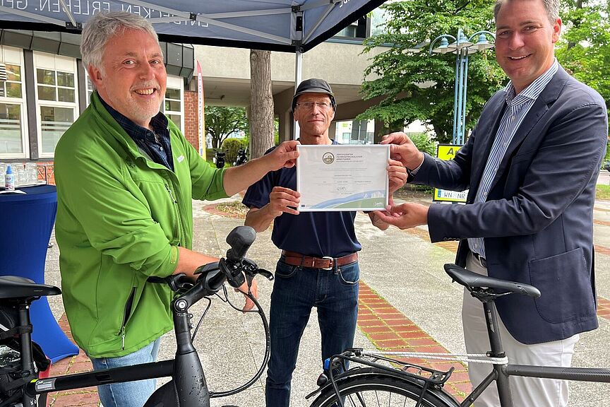 Zertifikatübergabe vor dem Landratsamt Zertifikatübergabe vor dem Landratsamt