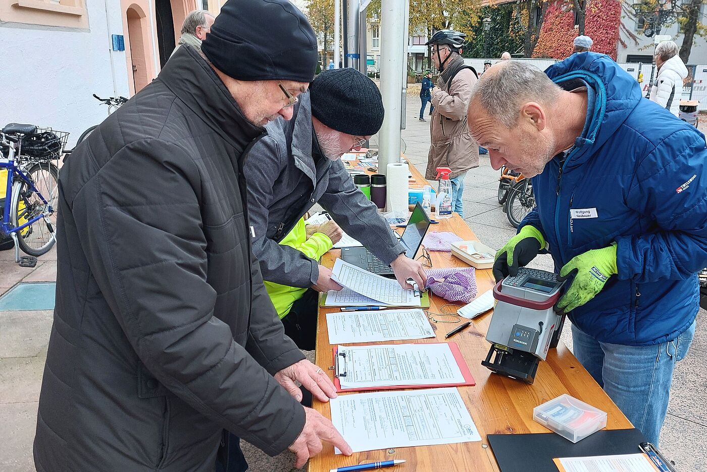 Manfred Riemer, Johannes Kloppenborg und Heiner Gebhardt kontrollieren die Daten