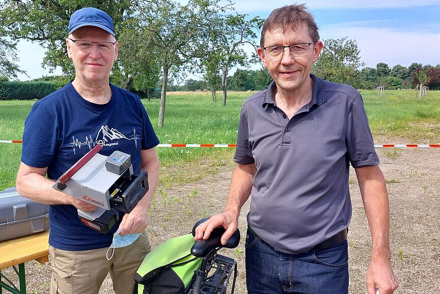 Andreas Tautz (links) und Klaus Wolfrum haben schon im Juli 2021 beim SPD-Fahrradflohmarkt Räder codiert Andreas Tautz (links) und Klaus Wolfrum haben schon im Juli 2021 beim SPD-Fahrradflohmarkt Räder codiert