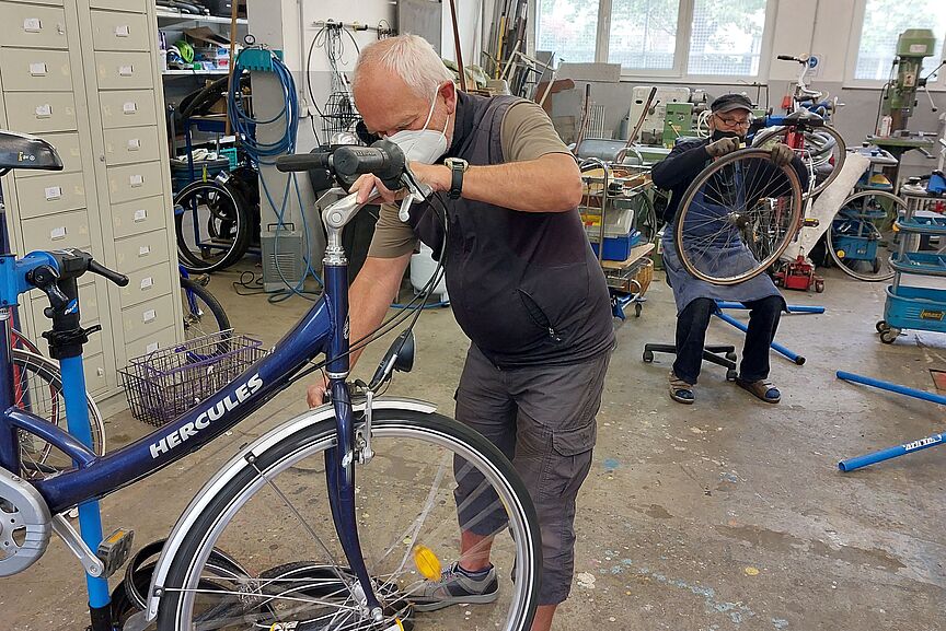 Die Schrauber-Gruppe setzt gerade unter Hochdruck vor allem Damenräder instand Die Schrauber-Gruppe setzt gerade unter Hochdruck vor allem Damenräder instand