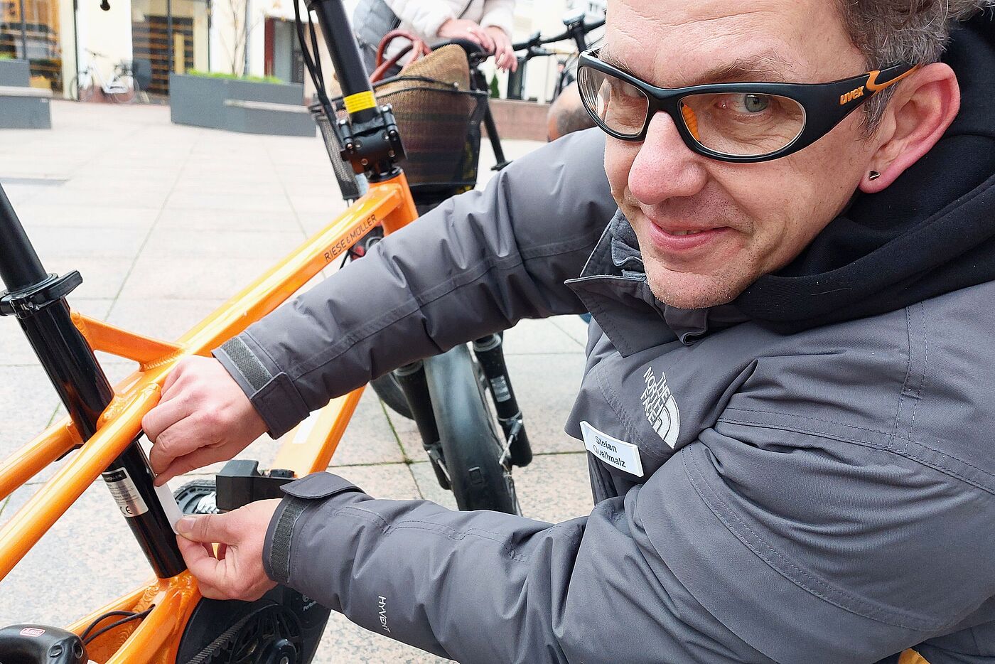 Stefan Quellmalz bereitet den Rahmen für die Codierung vor