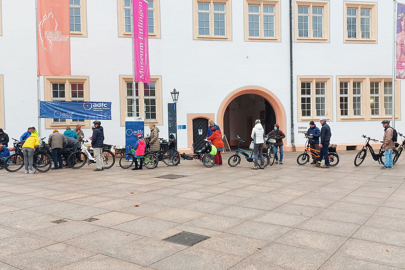 Zeitweise bildete sich vor dem Schloss eine lange Fahrrad-Schlange