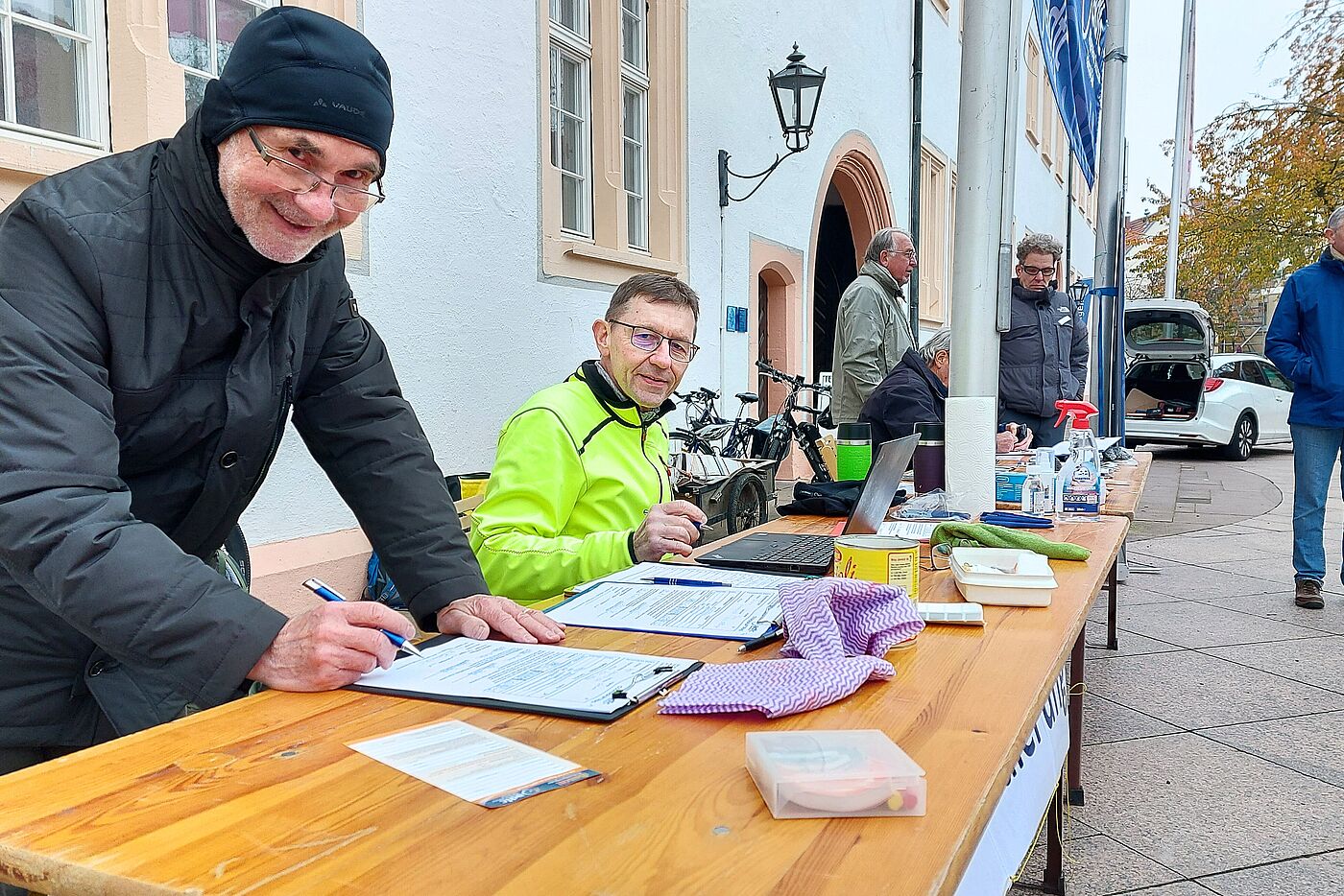 Manfred Riemer und Klaus Wolfrum vom ADFC Ettlingen hielten die Stellung beim Registrieren