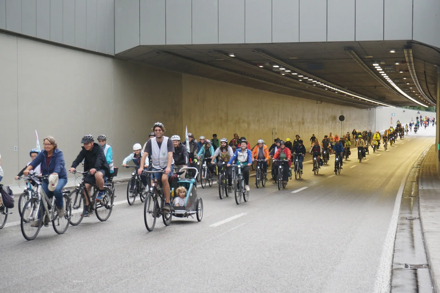 Critical Mass auf der Südtangente Eine Fahrraddemo fährt auf der Südtangente durch einen kurzen Tunnel.