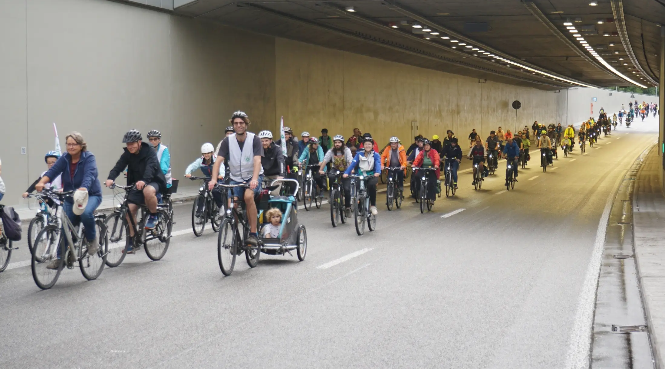 Eine Fahrraddemo fährt auf der Südtangente durch einen kurzen Tunnel.