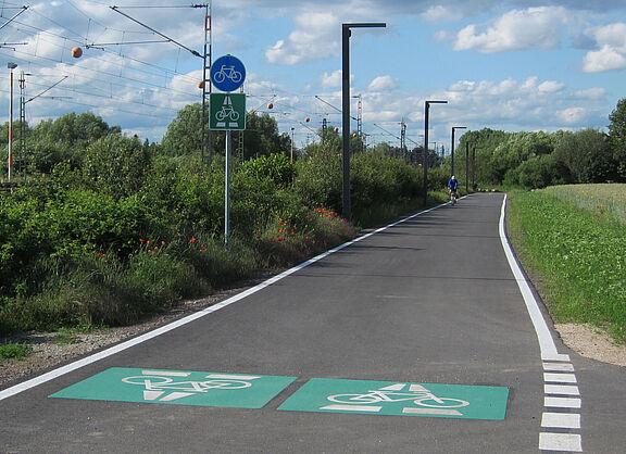 Foto des Radschnellweg FRM1 bei Egelsbach, der dort parallel zu einer Bahnstrecke verläuft