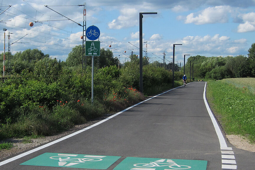 Radschnellweg FRM1 bei Egelsbach Foto des Radschnellweg FRM1 bei Egelsbach, der dort parallel zu einer Bahnstrecke verläuft