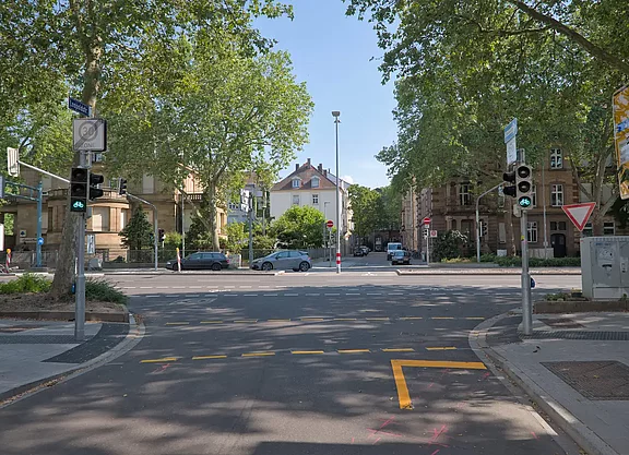 Blick aus der nördlichen Leopoldstraße auf die Kreuzung mit der Kriegsstraße
