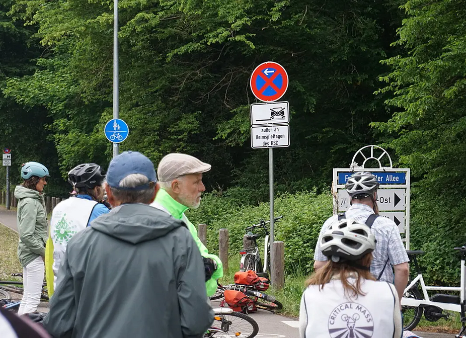 Haltverbot außer an KSC-Spieltagen am Adenauerring Foto des Haltverbot außer an KSC-Spieltagen am Adenauerring
