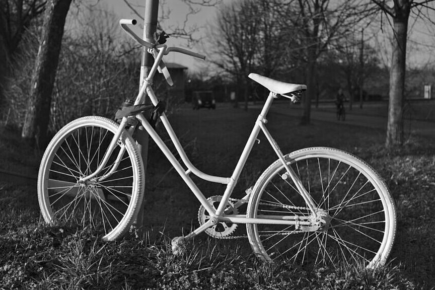 Foto des Ghostbikes am Herdweg in Karlsruhe in Graustufen