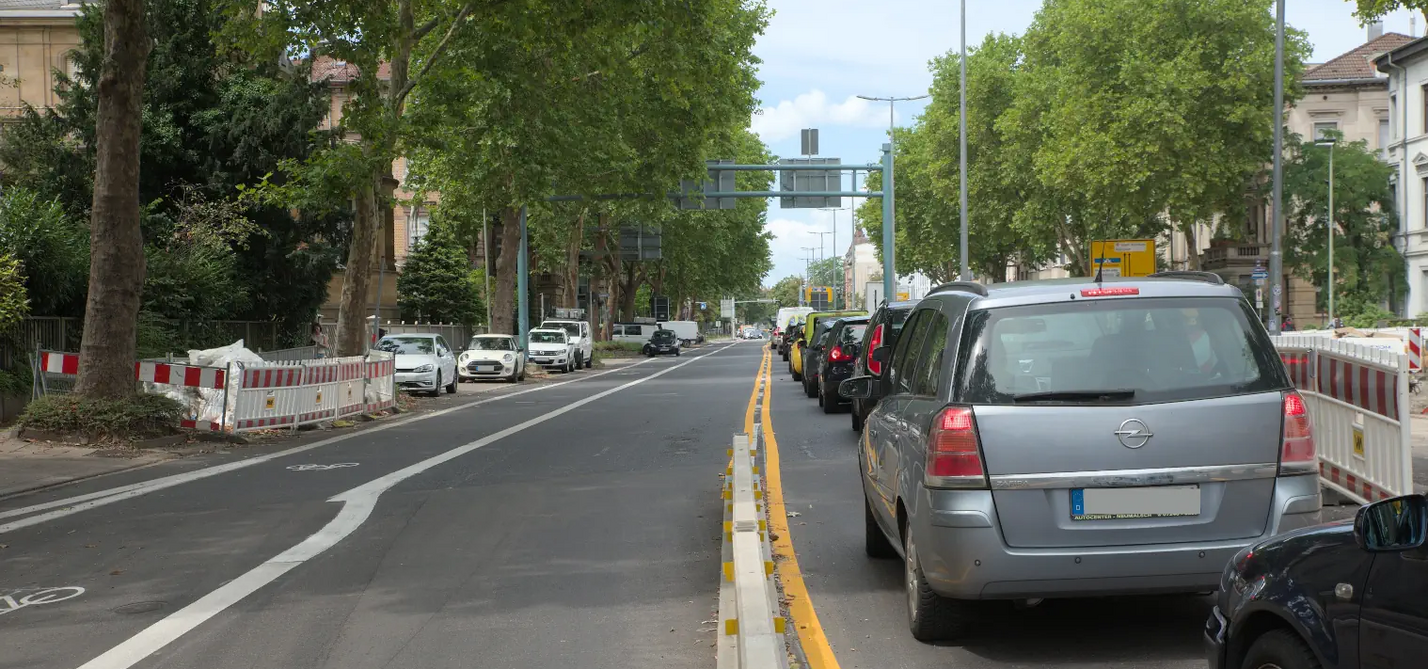 Verkehrsführung in der Kriegsstraße am 18. Juli 2025 auf Höhe SWR Verkehrsführung an der Baustelle vorbei: ein Fahrstreifen pro Fahrtrichtung für Kfz, entgegen der Blickrichtung ein Radfahrstreifen