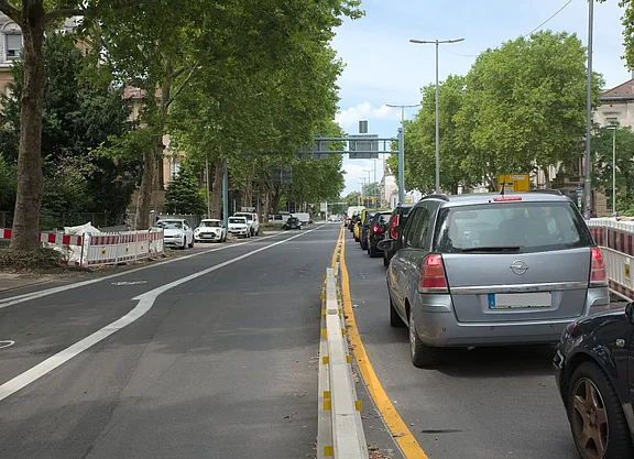 Verkehrsführung in der Kriegsstraße am 18. Juli 2025 auf Höhe SWR Verkehrsführung an der Baustelle vorbei: ein Fahrstreifen pro Fahrtrichtung für Kfz, entgegen der Blickrichtung ein Radfahrstreifen