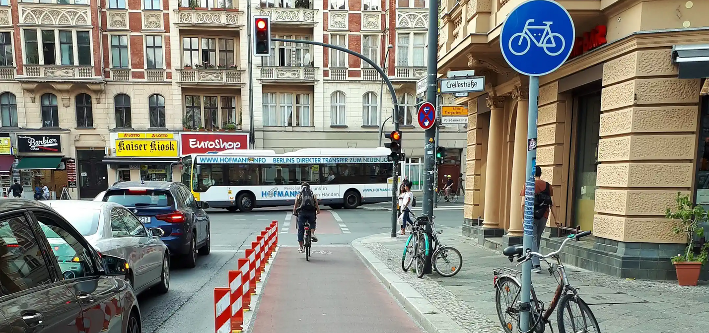 Geschützter Radfahrstreifen Foto eines geschützten Radfahrstreifens am Kaiser-Wilhelm-Platz in Berlin-Schöneberg