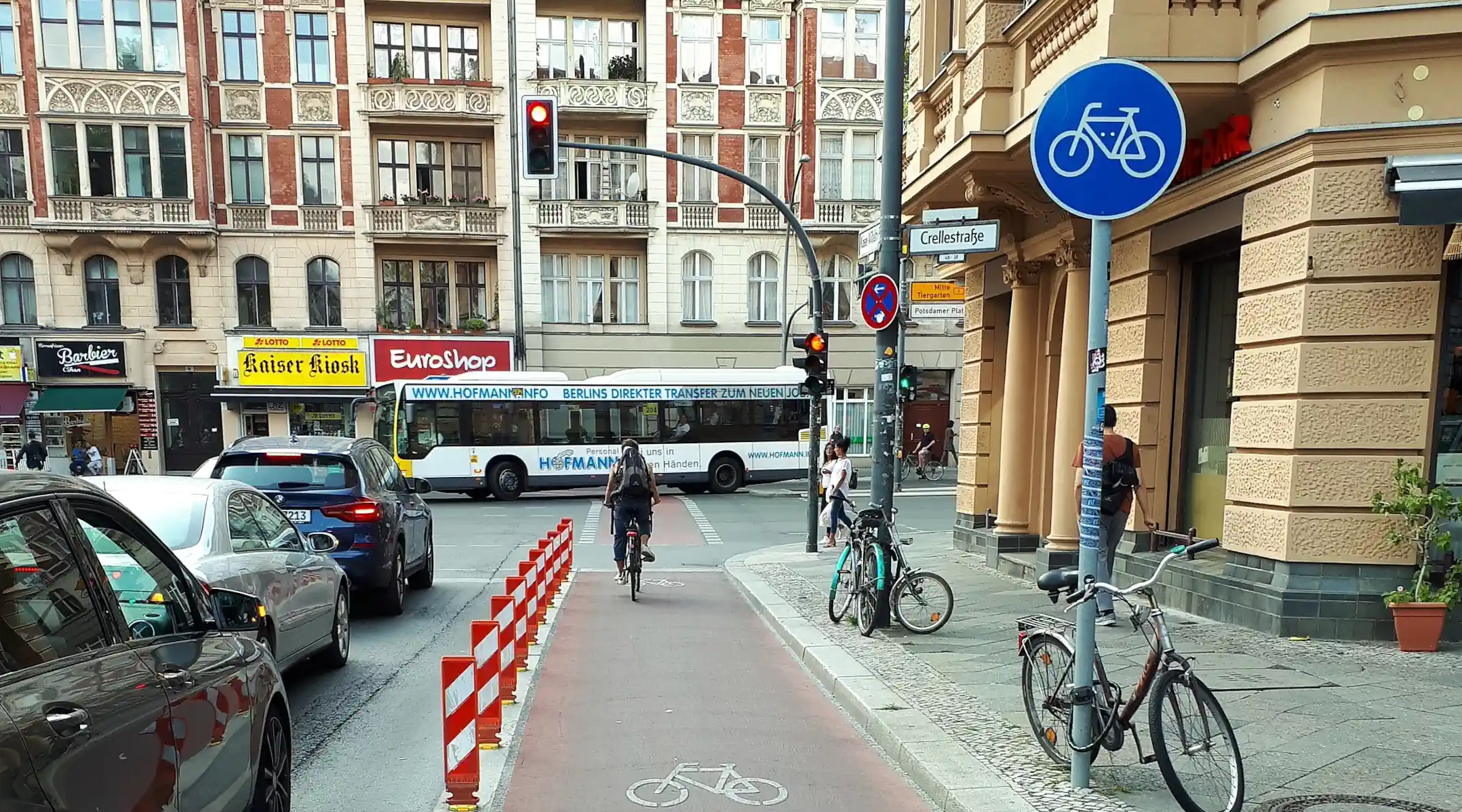 Foto eines geschützten Radfahrstreifens am Kaiser-Wilhelm-Platz in Berlin-Schöneberg