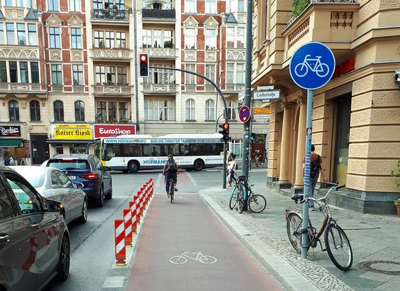 Foto eines geschützten Radfahrstreifens am Kaiser-Wilhelm-Platz in Berlin-Schöneberg