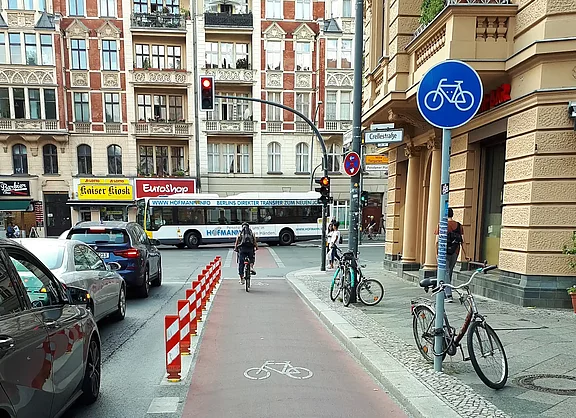 Foto eines geschützten Radfahrstreifens am Richard-von-Weizsäcker-Platz in Berlin-Schöneberg