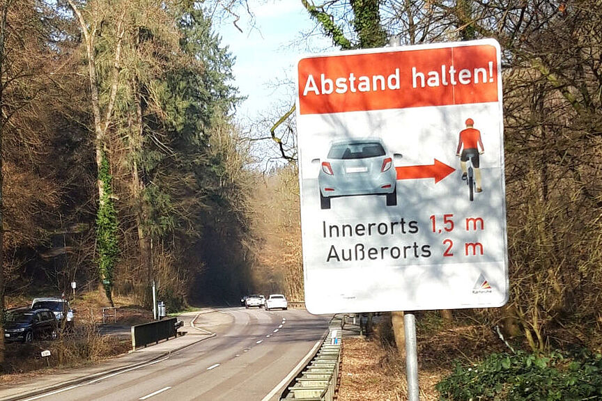 Ueberholabstandserinnerungsschild an der L 623 Foto des Schilds, das an der L 623 unterhalb von Grünwettersbach an den Überholabstand erinnert