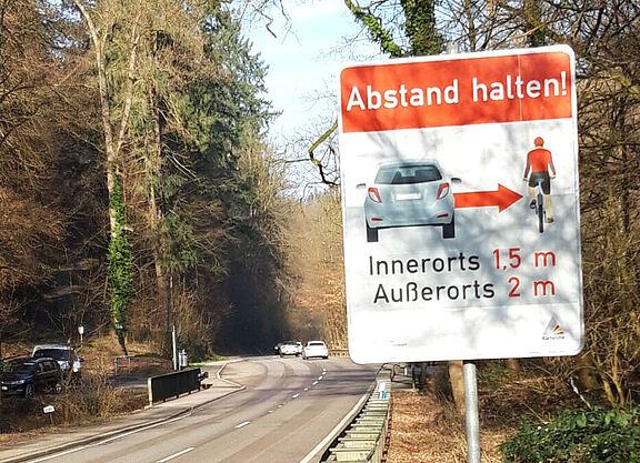 Foto des Schilds, das an der L 623 unterhalb von Grünwettersbach an den Überholabstand erinnert