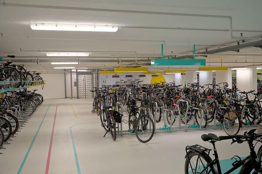 Fahrradstation von innen mit vielen geparkten Rädern