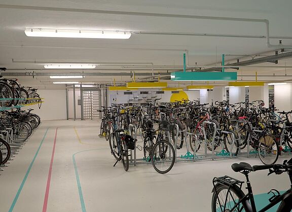 Fahrradstation von innen mit vielen geparkten Rädern