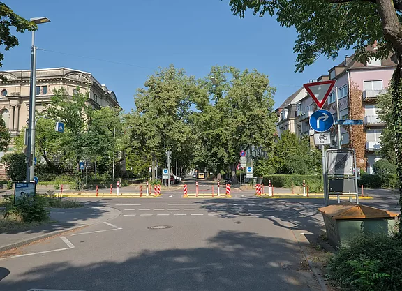 Blick von Westen auf die Kreuzung Reinhold-Frank-Staße/Hoffstraße/Bismarckstraße