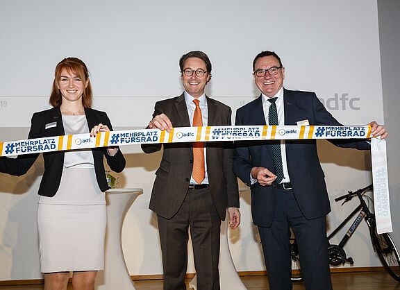Eröffnung des ADFC-Symposiums #MehrPlatzFürsRad 2019 durch Bundesverkehrminister Andreas Scheuer. Er wurde begrüßt durch Rebecca Peters und Ulrich Syberg vom ADFC-Bundesvorstand.