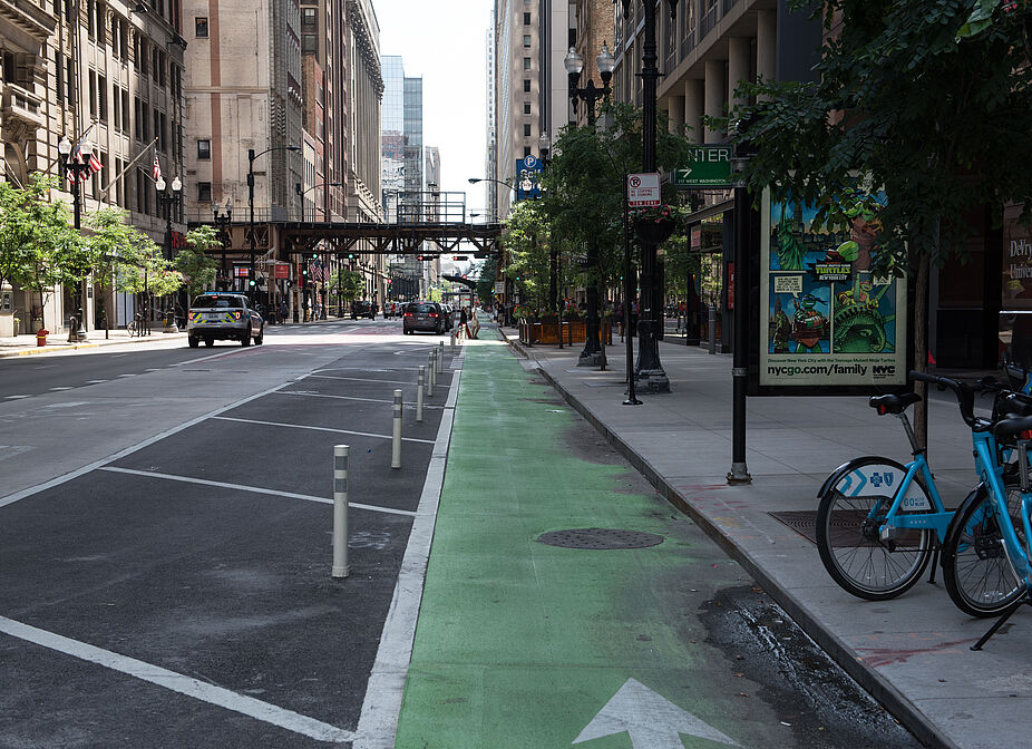 Protected Bikelane durch Poller und Pufferzone geschuetzte Radspur Protected Bikelane durch Poller und Pufferzone geschützte Radspur