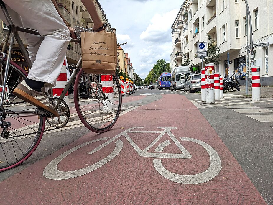 Fahrradstraße mit Modalem Filter zum Schutz vor Durchgangsverkehr Fahrradstraße mit Modalem Filter zum Schutz vor Durchgangsverkehr