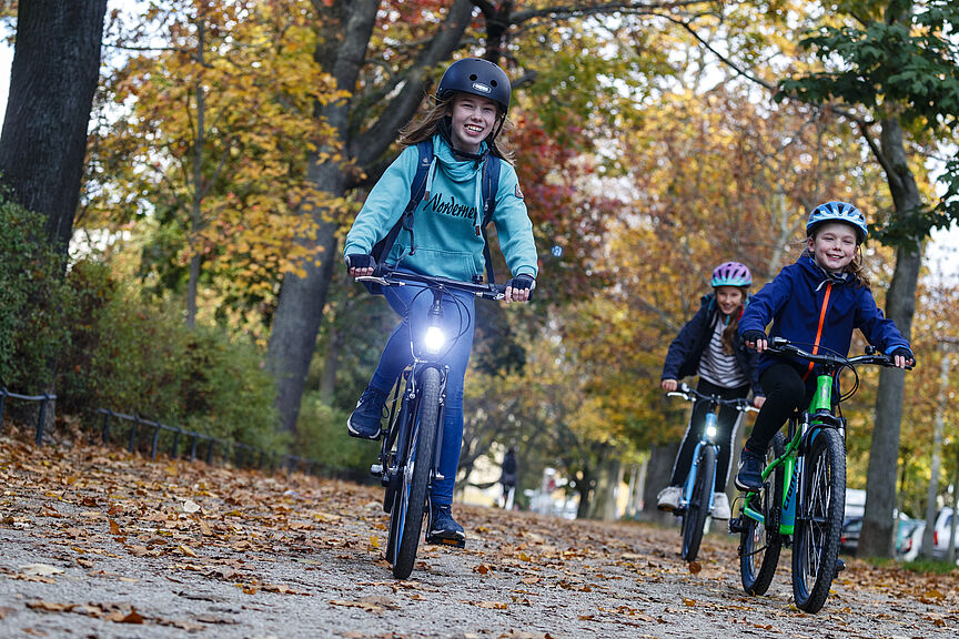 Mädchen auf Rädern im Herbst Mädchen auf Rädern