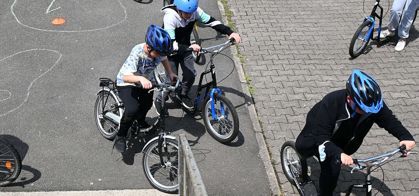 Eine Gruppe von Kindern auf dem Fahrrad.