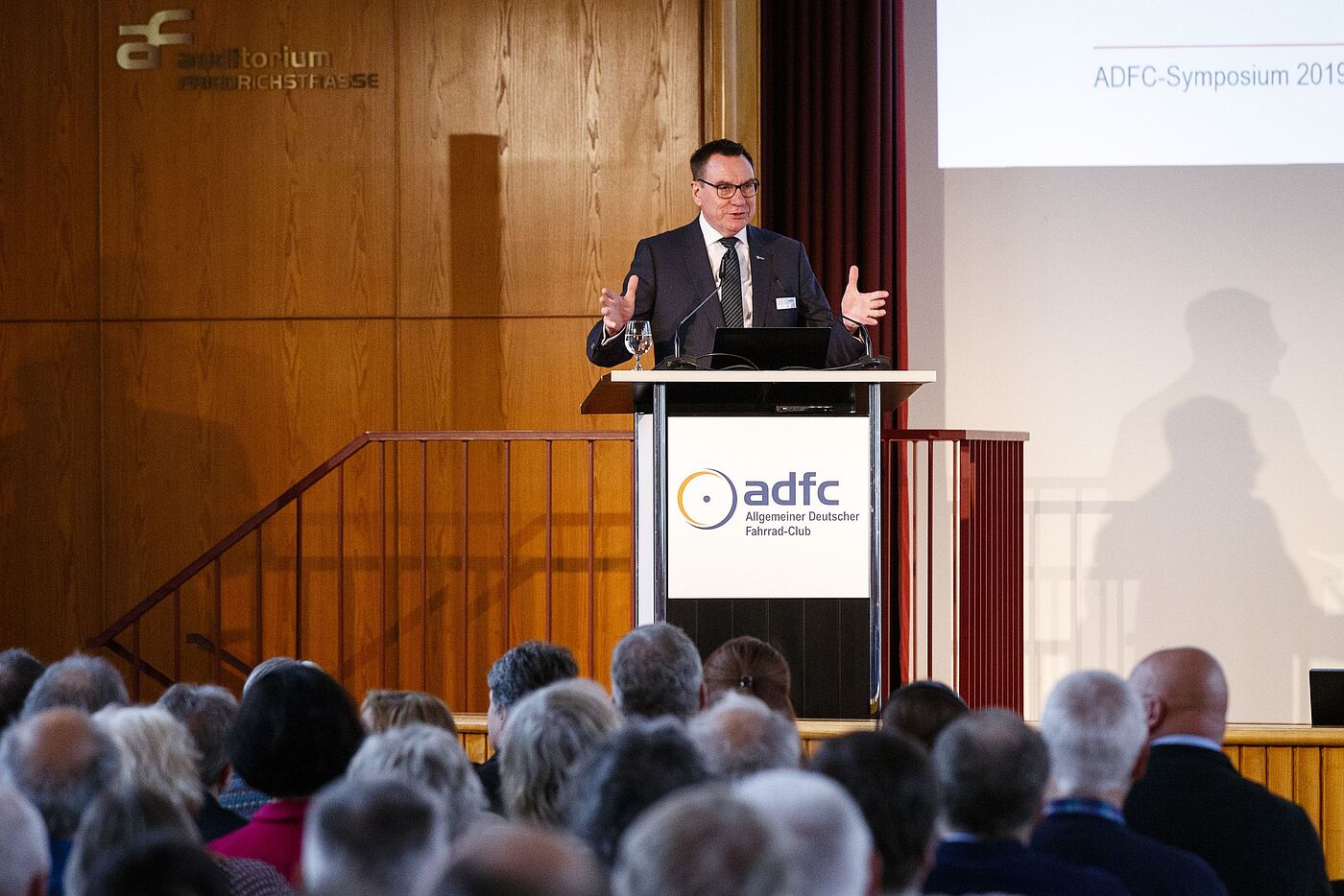 ADFC-Bundesvorsitzender Ulrich Syberg begrüßt die Gäste des Symposiums.