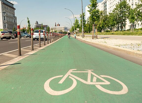 Die Geschützte Radspur in der Holzmarktstraße in Berlin