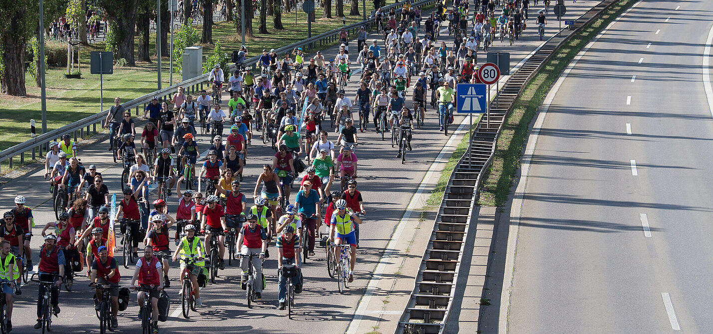 IAA-Radsternfahrt 2019 Radfahrende auf Autobahn